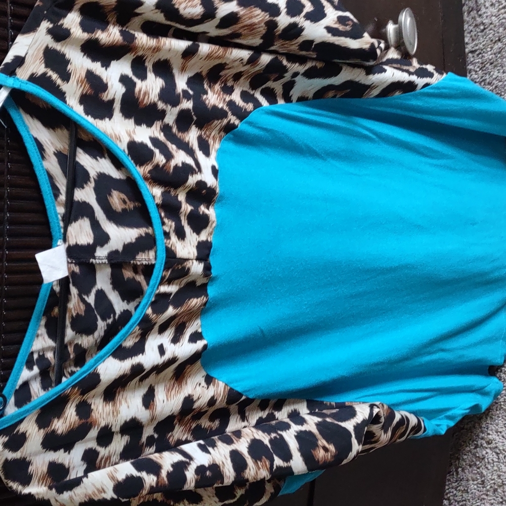 Blouse with leopard print turquoise